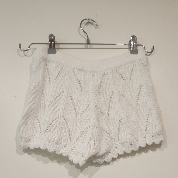 Elegant White Knit Women's Shorts - Picture 3 of 3